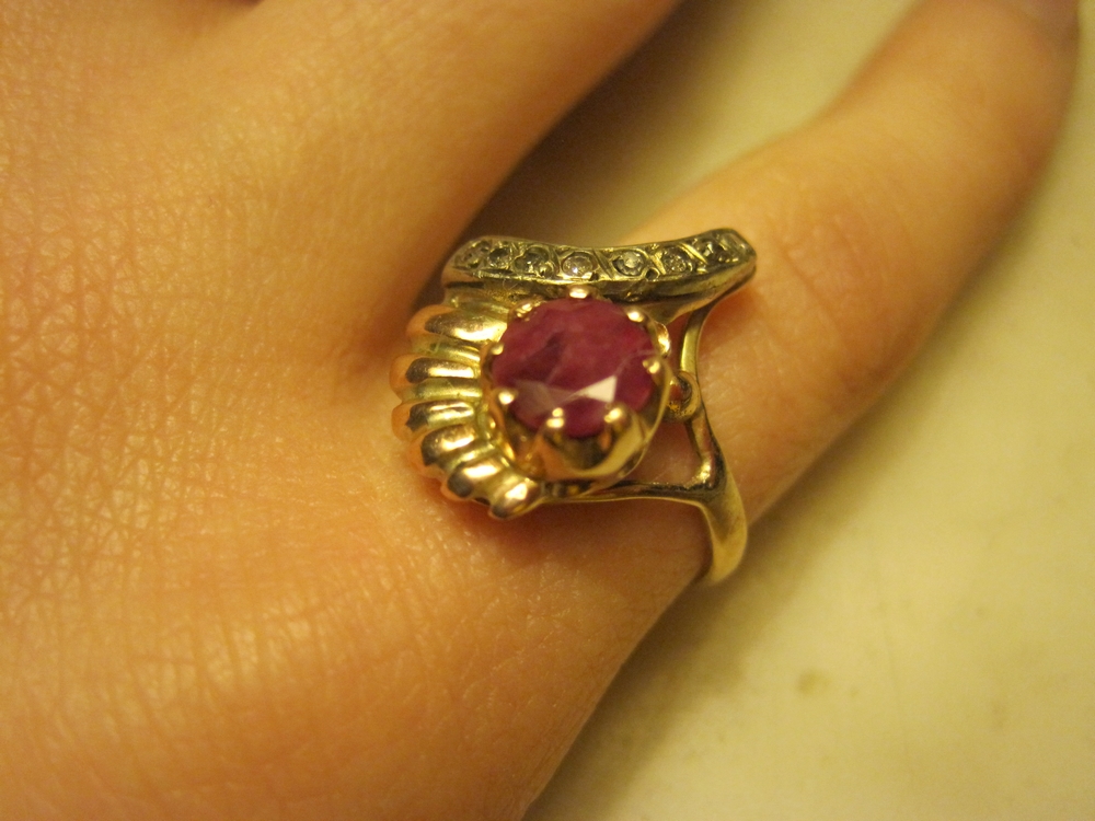 Bague en or sertie d'un rubis